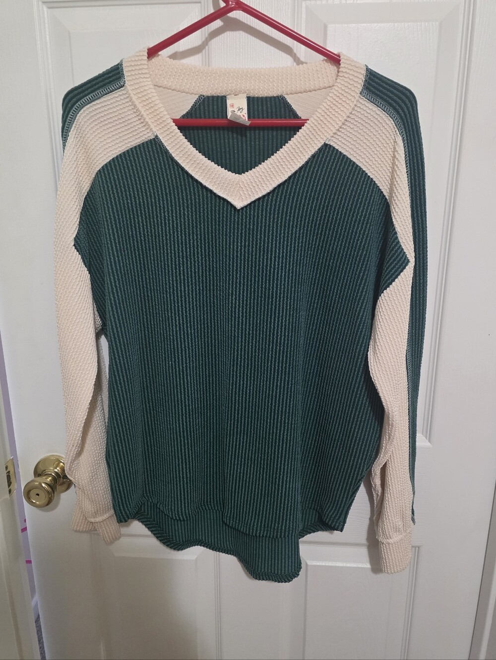 7th Ray Green and Cream V-Neck Ribbed Pullover NEW SM